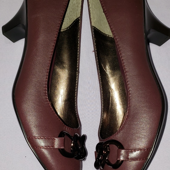 Brown sofft with chain detail new ladies shoe - Picture 8 of 9